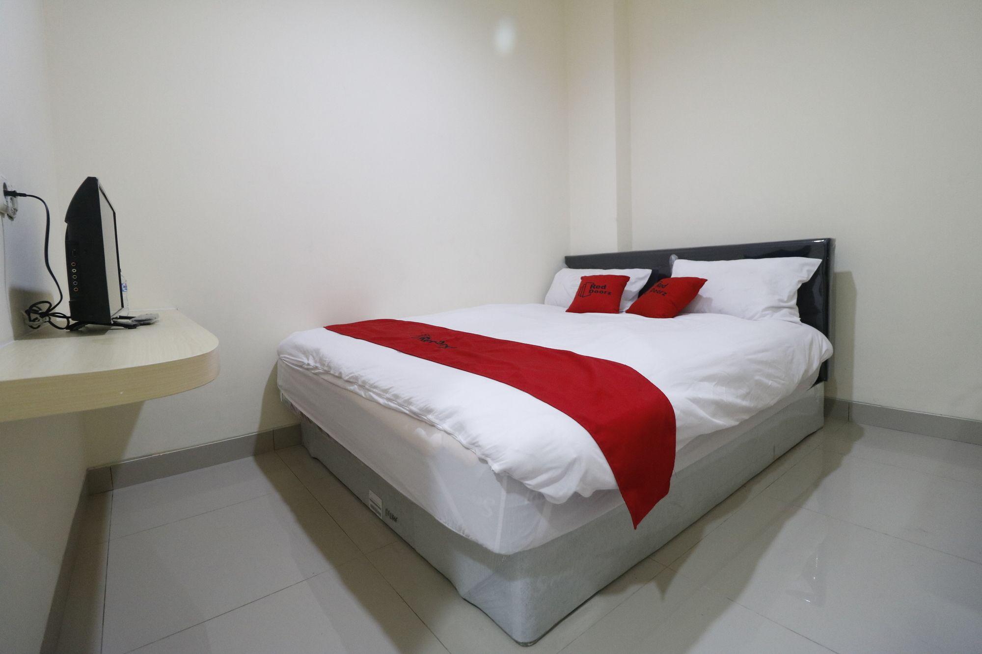 Reddoorz Plus Near Mall Ciputra Jakarta Eksteriør billede